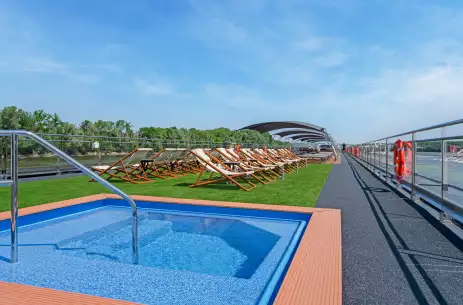 MS Riviera Radiance Sun Deck and splash pool